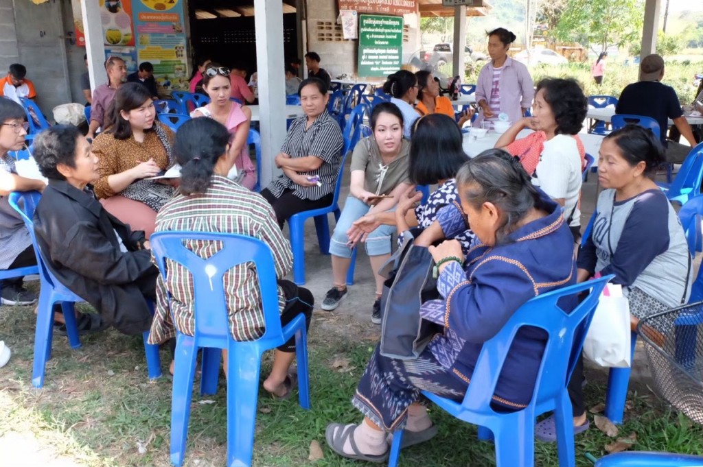 Use group discussions method with local people before organising an agricultural exhibition of the Thai-Phuan community.